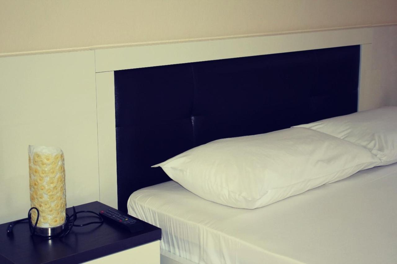 Hotel Ambasador Lezhë Habitación foto