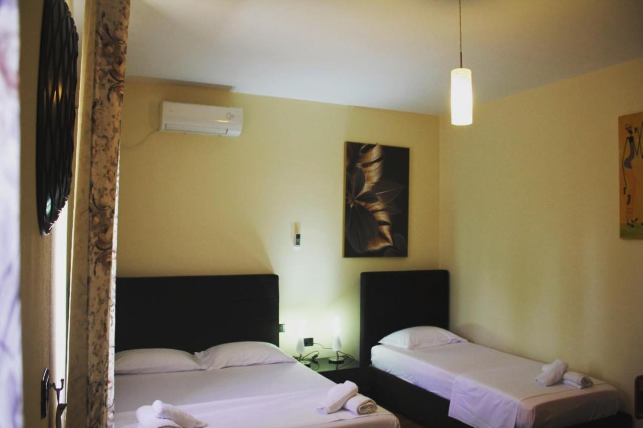 Hotel Ambasador Lezhë Habitación foto