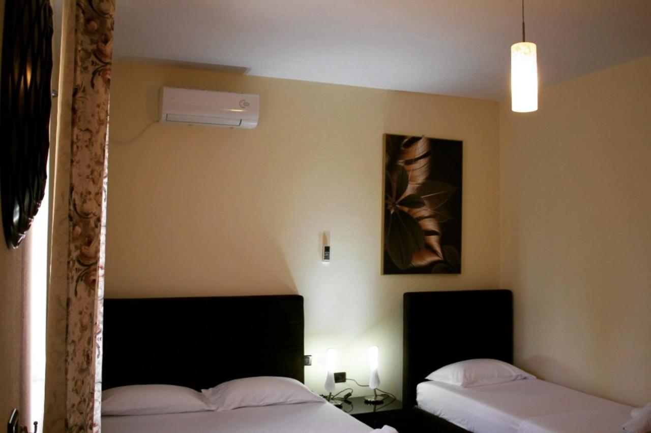 Hotel Ambasador Lezhë Habitación foto