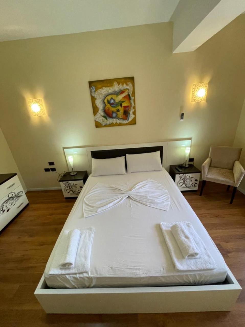 Hotel Ambasador Lezhë Habitación foto